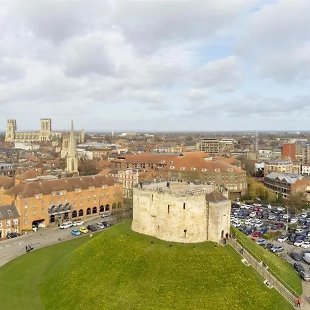 4 Bed Town House With Views Of Clifford & River Ouse *