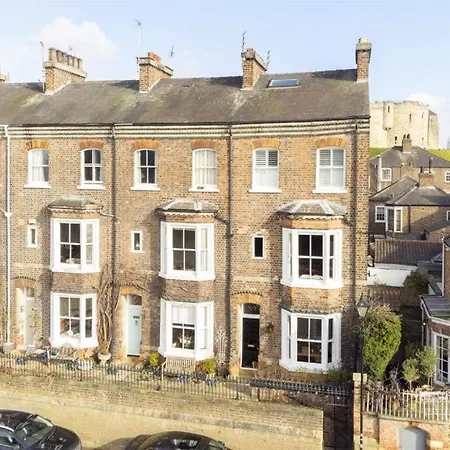 4 Bed Town House With Views Of Clifford & River Ouse