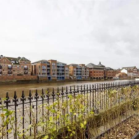 펜션 4 Bed Town House With Views Of Clifford & River Ouse