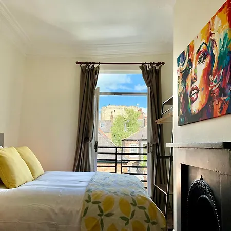 4 Bed Town House With Views Of Clifford & River Ouse *