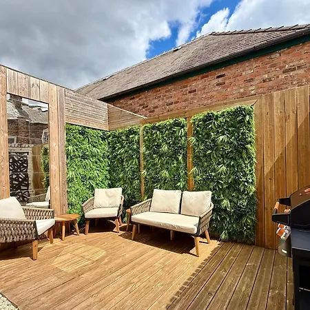 4 Bed Town House With Views Of Clifford & River Ouse * York