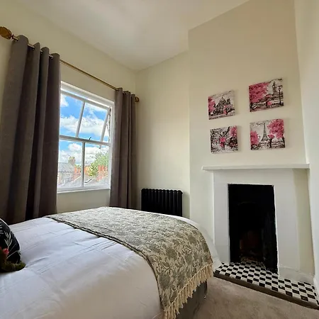 펜션 4 Bed Town House With Views Of Clifford & River Ouse