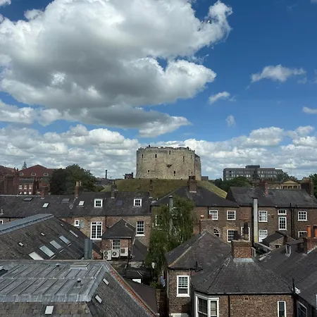 4 Bed Town House With Views Of Clifford & River Ouse York