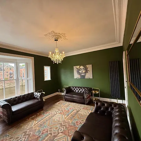 4 Bed Town House With Views Of Clifford & River Ouse * York