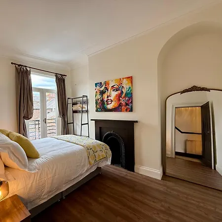 4 Bed Town House With Views Of Clifford & River Ouse 요크