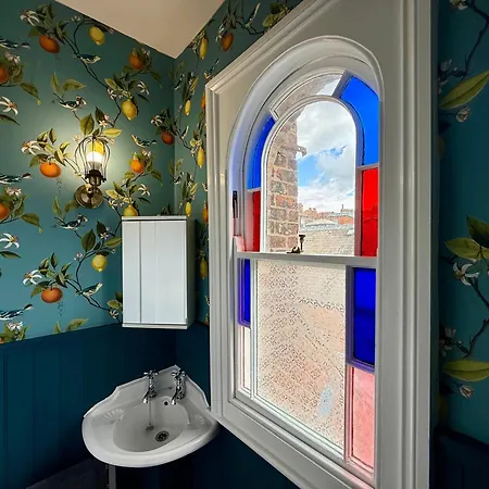 4 Bed Town House With Views Of Clifford & River Ouse * York