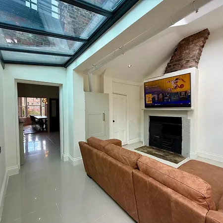 4 Bed Town House With Views Of Clifford & River Ouse 요크