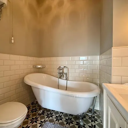 4 Bed Town House With Views Of Clifford & River Ouse * York
