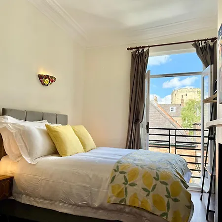 4 Bed Town House With Views Of Clifford & River Ouse Nyaraló *